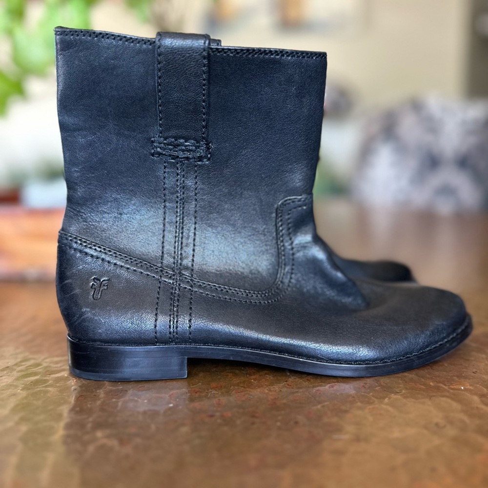 Frye Brand
Women's Anna Short Round Toe Leather Boots
Brand New
Size 5.5